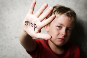 Read more about the article Selbstbehauptung lernen: Das magische Wort >>STOP<< für Kinder